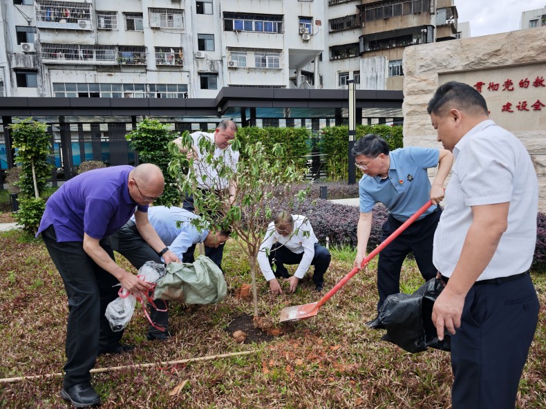校领导植树.jpg